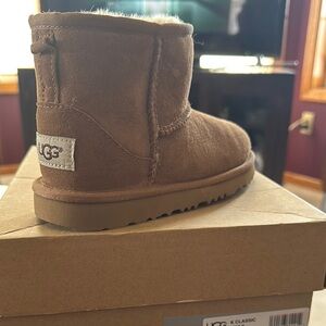 UGG Classic Short Boots - Chestnut